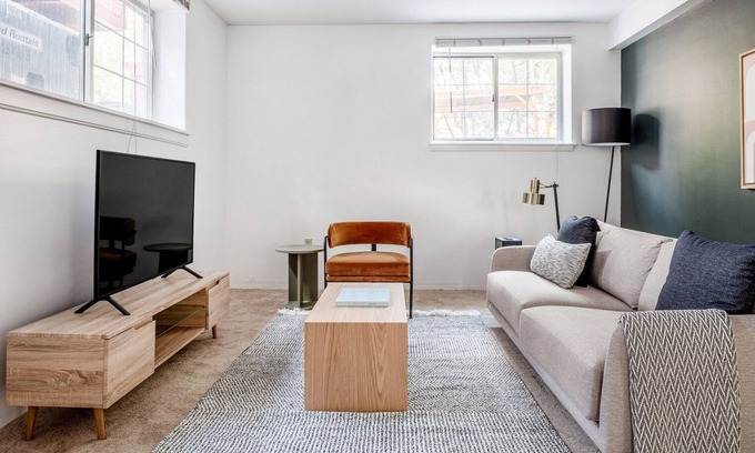 North Brookline Apartment | Spacious 1BR steps from Cooldige Corner in Brookline, by Blueground