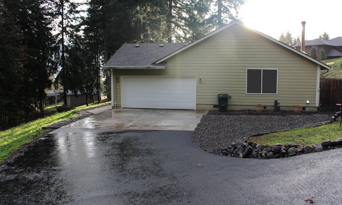 Woodland House | Spacious 2 acre property with beautiful ranch home. Pet-Friendly!