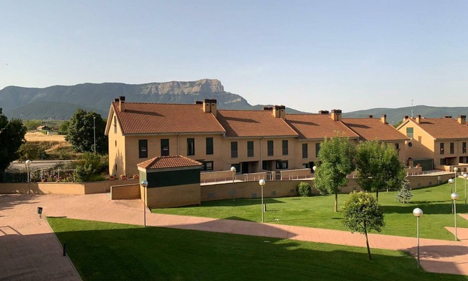 Jaca Apartment | Spacious 2-Bed Apartment with Pool, Balcony & Garage in Jaca