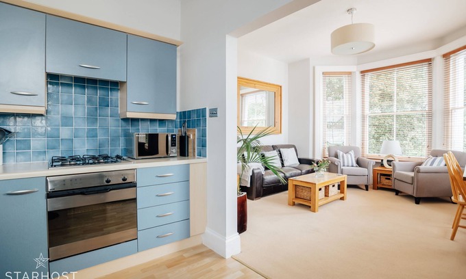 Westbourne Apartment | Spacious 2 Bed Apt in Westbourne with Beach Hut Access