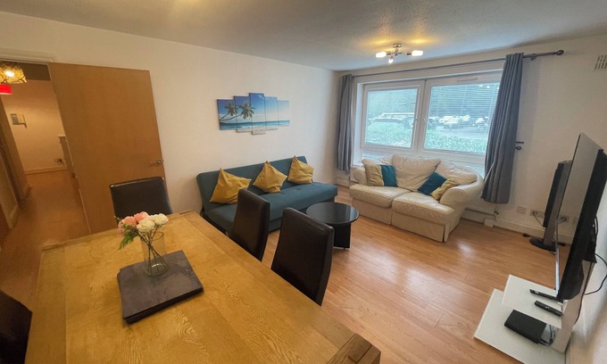Uxbridge North Apartment | Spacious 2-bed ground floor apartment near Heathrow with free parking for 2 cars