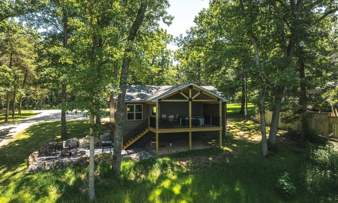 Steelville Cabin | Spacious 2 bed, Hot tub, beautiful back deck overlooking Meramec River