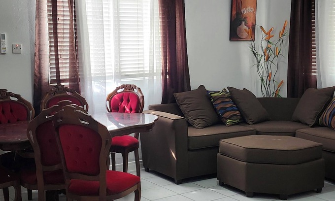 Portmore House | Spacious 2 bedroom, 1 bathroom detached house - 15 minutes from beach!