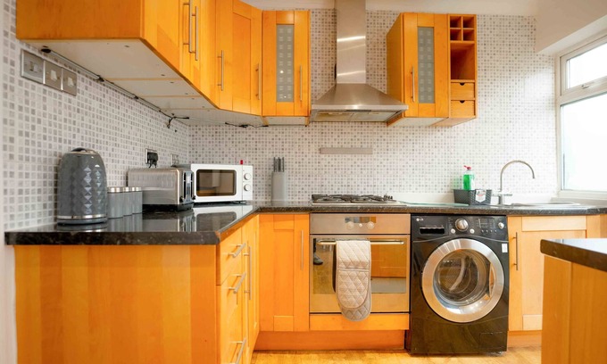 Belvedere House | Spacious 2-Bedroom House in Belvedere With Parking