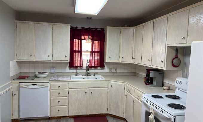 Russell House | Spacious 2 bedroom home in quiet neighborhood w/ mini workout room