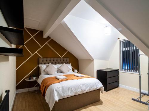 Leeds Apartment | Spacious 2 Bedroom House Near Leeds City Sleeps 6 Free Parking