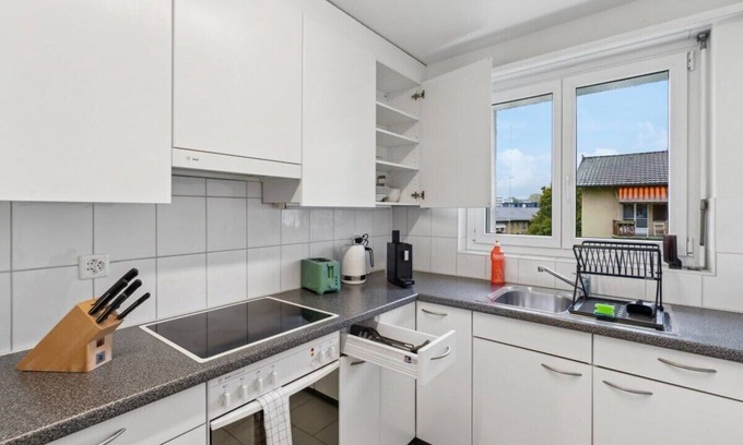 Center Apartment | Spacious 2-Bedroom Oasis in Oerlikon