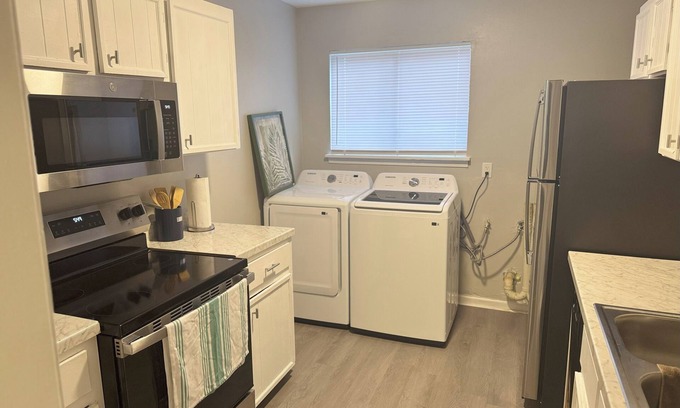 Dothan Apartment | Spacious 2-bedroom townhouse-style apartment located in the center of Dothan.