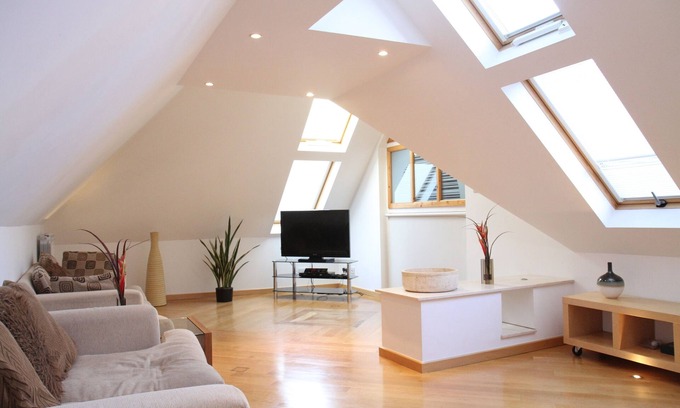 Eltham Apartment | Spacious 2 BR Penthouse, private roof terrace