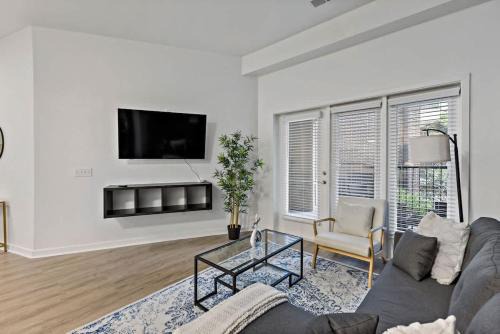Cherry Apartment | Spacious 2BD - 5 Min DT, Gym, Parking, W-D - Sleep 12