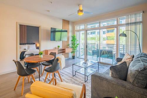 Evans Churchill Apartment | Spacious 2BD DT - Balcony, Gym, W-D, Parking - Sleeps 8