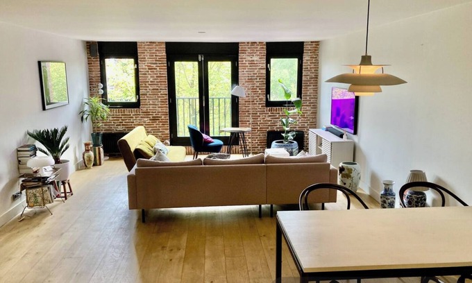 Spaarndammer en Zeeheldenbuurt Condo | Spacious 2bedr- Apartment With Canal View in City Center