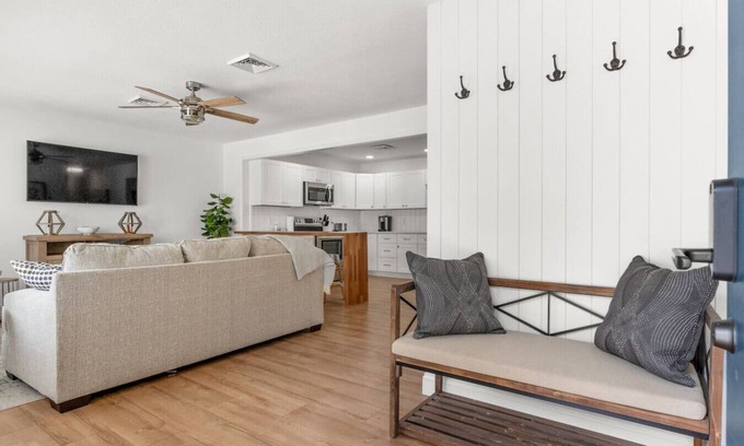 Myrtle Beach House | Spacious 2BR - 2Mins Walk to Beach