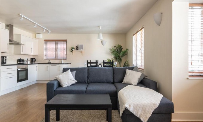 Crawley Apartment | Spacious 2BR Flat - 2 Free Parking Spaces - Near LGW Airport