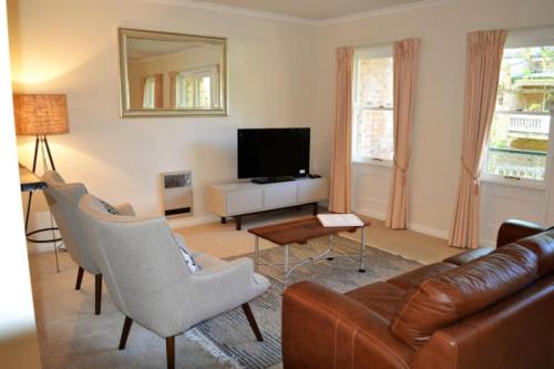 Reid Apartment | Spacious 2BR Heritage a few metres from the City - Hosted by Canstay