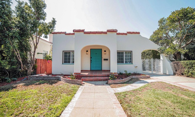 Sawtelle House | Spacious 2BR House by Santa Monica Beach – Front & Back Yard