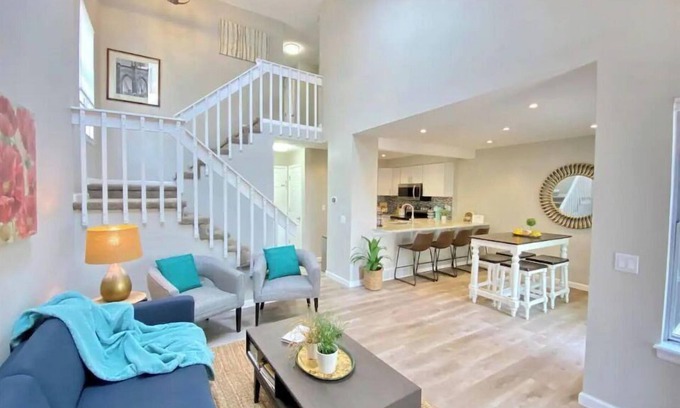 Aurora House | Spacious 3 🛏 3 🛁+ office + pool + garage + TVs in all bedrooms