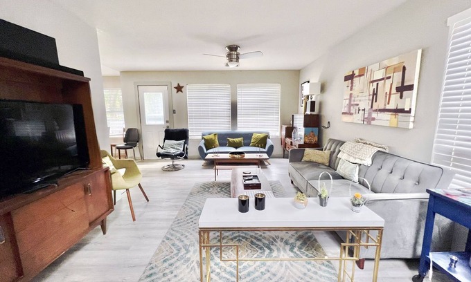 Parkwood House | Spacious 3/4 bed 3 bath house in S. Austin