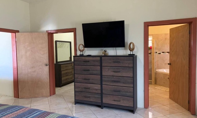Estate Strawberry Hill House | Spacious 3-Bed 2-Bath Fully Air Conditioned Home