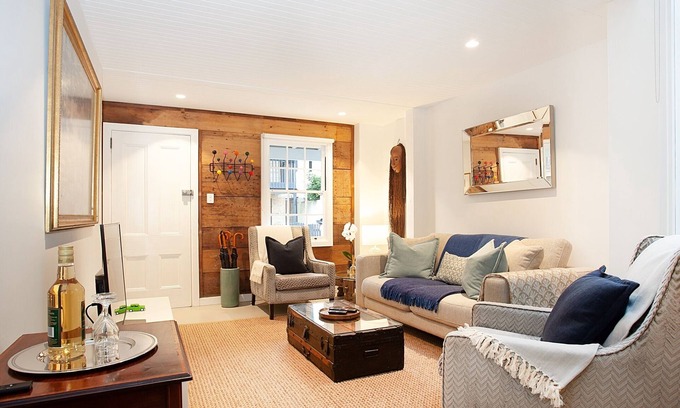 Balmain House | Spacious 3-Bed Family House with Courtyard