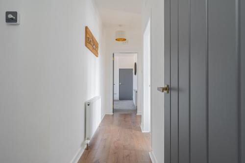 Inverkeithing Apartment | Spacious 3 bed flat- Free parking Edinburgh & Fife
