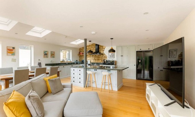 Aynho House | Spacious 3 Bed House with Large Garden in Aynho