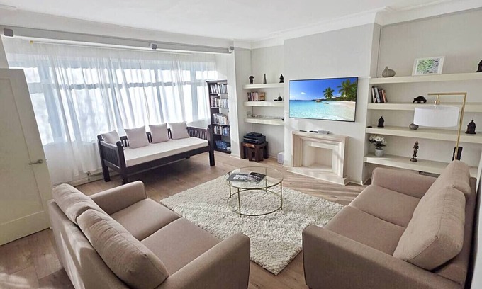 Hillside Condo | Spacious 3-bedroom home with great transport links