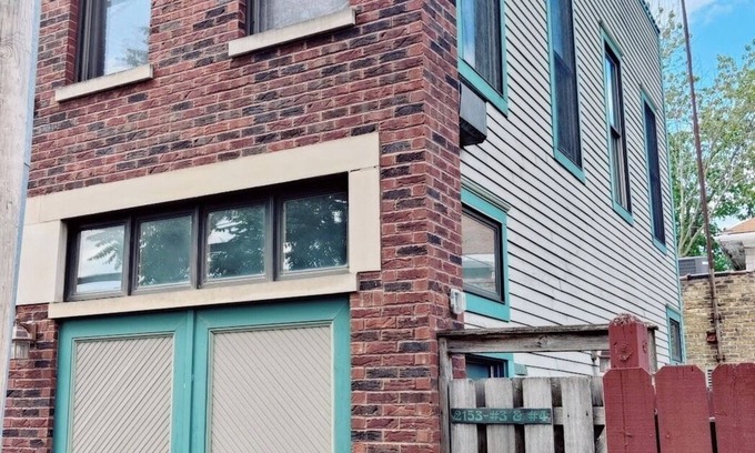 North Evanston Apartment | Spacious 3-bedroom apartment in wonderful Hill Arts District in Evanston