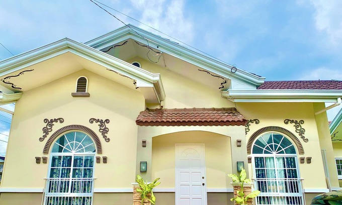 Dauis House | Spacious 3-bedroom bungalow with AC, WiFi and pool access in a fenced community.