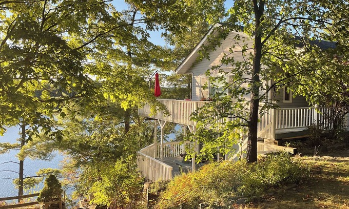 Frontenac Cottage | Spacious 3-bedroom cottage on beautiful Desert Lake with WiFi, AC
