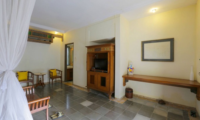 Penatih Villa | Spacious 3 Bedroom villa near Ubud features 2 swimming pool and 2 gazebos