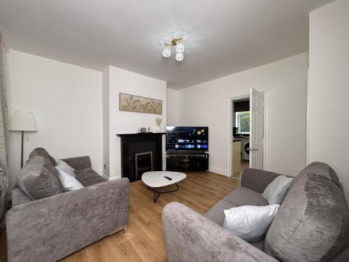 Ridgeway House | Spacious 3 Bedroom With Garden and Free Parking with fast Wi-fi