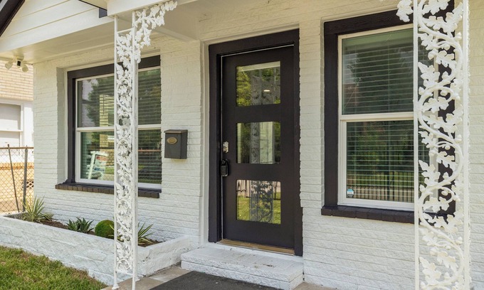 South Central Houston House | Spacious 3 BR Stay, Sleeps 8, Central Houston - Near Med Center & Downtown