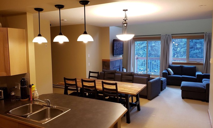 Canmore Condo | Spacious 3 BR Top Floor Condo - Kitchen, Mountain View Balcony, Fireplace & Pool