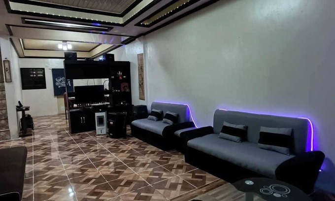 Poblacion District House | Spacious 3-Floor, 6-Bedroom House w/WIFI, AC, KTV, SWIMMING POOL, 30+PAX