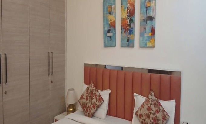 Safdarjung Enclave Apartment | Spacious 3BHK in Safdarjung Enclave- Near Deer Park- Parking, Wifi, Elevator