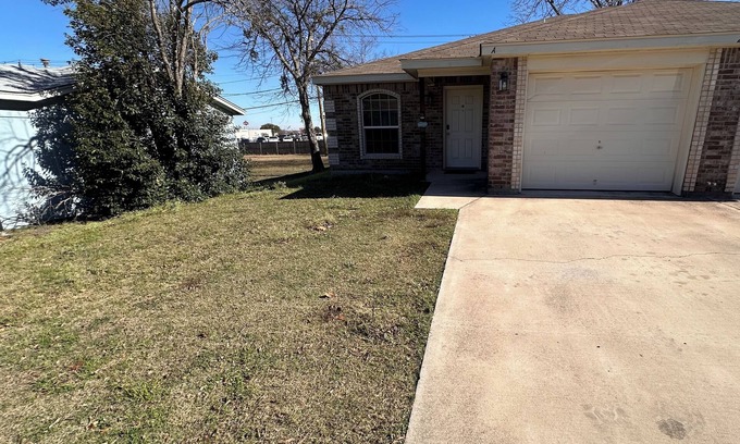 Copperas Cove Apartment | Spacious 3BR 2Bath Duplex- 5min to Fort Hood Clark Gate.