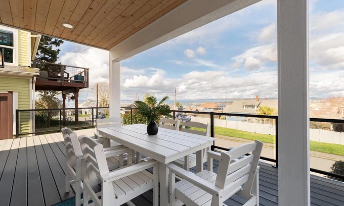 Port Gardner House | Spacious 3BR Home Sleeps 8 Private Backyard