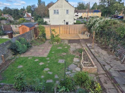 Kennington House | Spacious 3BR Home with Large Garden - Ashford, Kent