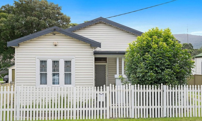 Figtree House | Spacious 3BR House near Figtree Grove - 8mins walk