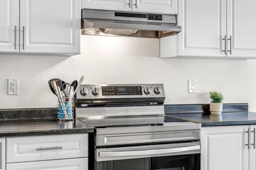 Thorold House | Spacious 3BR House with Modern Comforts