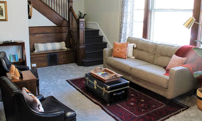 Lowry Hill East House | Spacious 3BR Two-Level House in the center of Minneapolis near Lake of the Isles