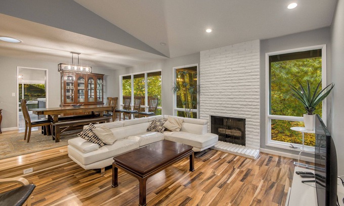 West Haven-Sylvan House | Spacious 4,000 Sq Ft House In Quiet Neighborhood
