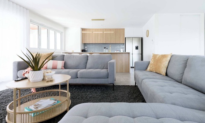 Bridport House | Spacious 4-Bed Coastal Retreat with Ocean Views