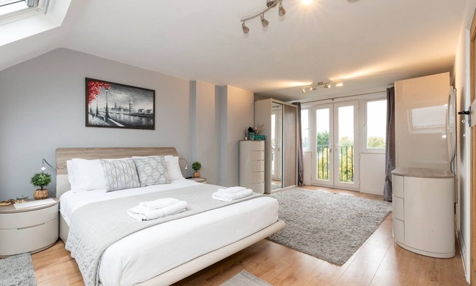 New Eltham House | Spacious 4-Bed House Direct Link to Central London| Pass the Keys