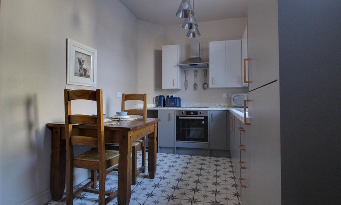 Huddersfield House | Spacious 4 Bed House, Ideally lo