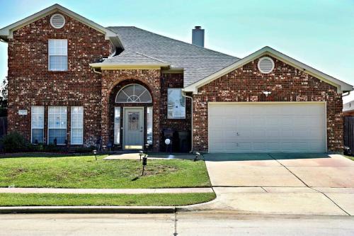 Southeast Arlington House | Spacious 4-bedroom house with AC, Wi-Fi superb in the Heart of Arlington, TX!