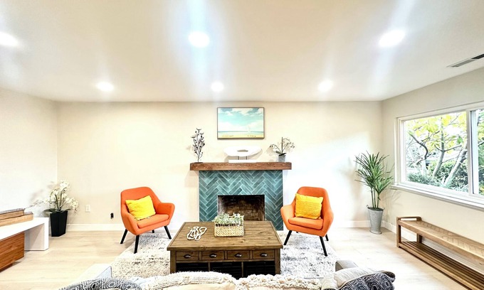 Shoreline West House | Spacious 4-bedroom house in cool Mountain View with WiFi