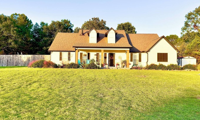 Oxford House | Spacious 4 bedroom 3 bath house only minutes to the Square and campus!