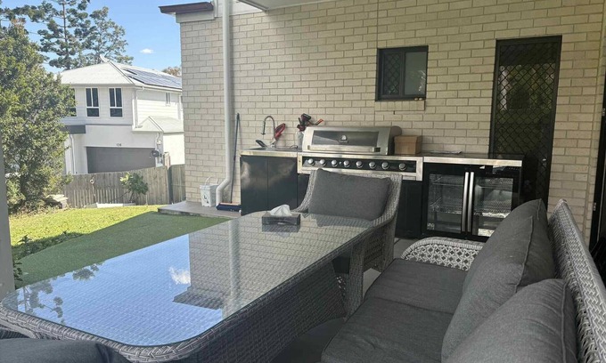 Kenmore House | Spacious 4 bedroom and 4 bathroom entire spacious house